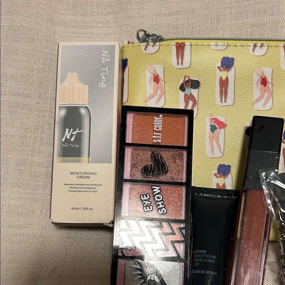 Paparazzi Eyeshadow Palette with Lip Gloss and Accessories - Picture 4 of 4